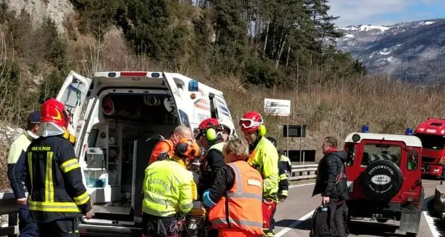 Pietramurata, motociclista di 74 anni finisce fuori strada: è grave