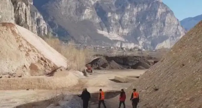 Mezzocorona, sequestrata una discarica con 200.000 tonnellate di rifiuti: una collina alta 23 metri