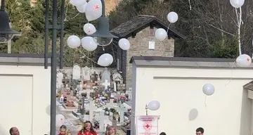 Palloncini bianchi per l’addio a Paola