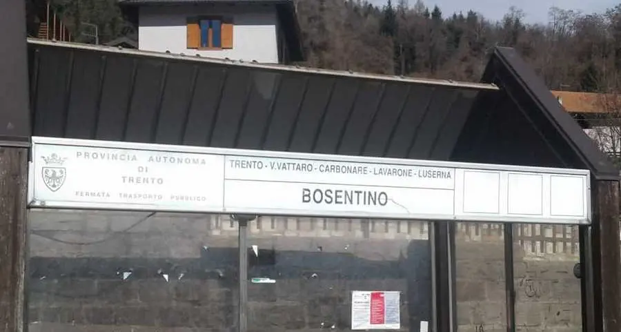 «A Bosentino la fermata del bus è a cielo aperto»