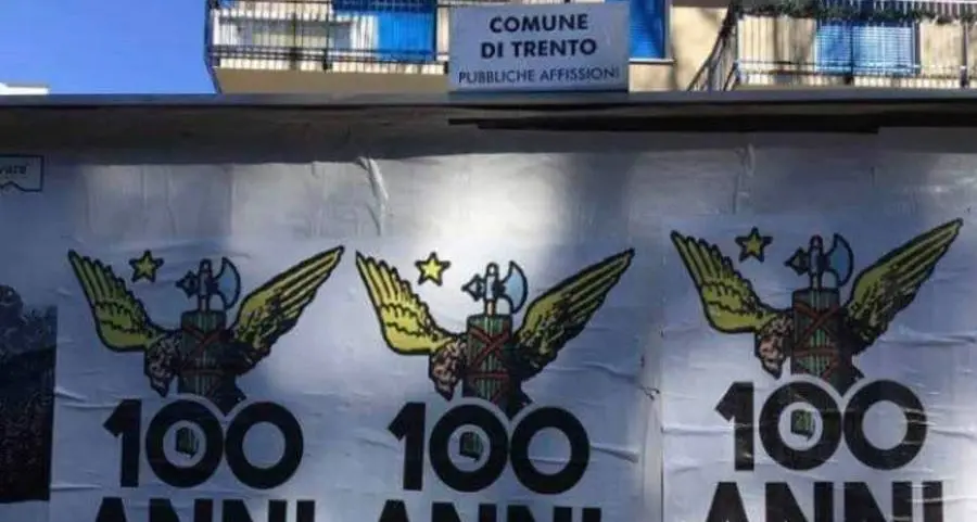 Manifesti abusivi con i fasci littori “Futura” insorge