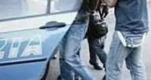 Interviene per una lite, agente ferito con un coccio di bottiglia