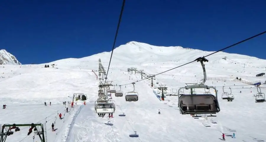 Bimba cade dalla seggiovia e si frattura femore e bacino