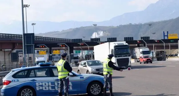 Pullman di studenti in gita scolastica bloccato sull'A22: \"troppo pericoloso\"