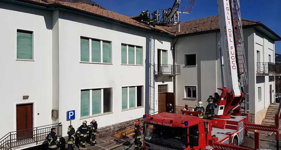 Esercitazione dei vigili del fuoco nella vecchia scuola da abbattere
