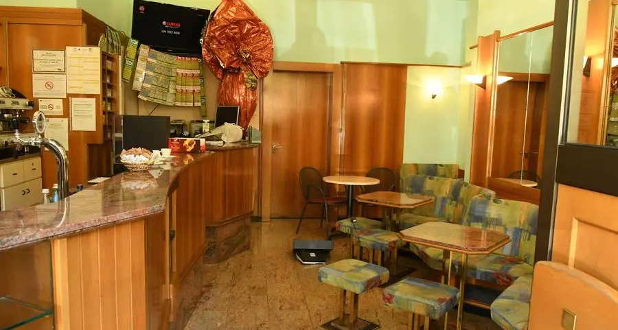 Pistola in pugno picchia la barista