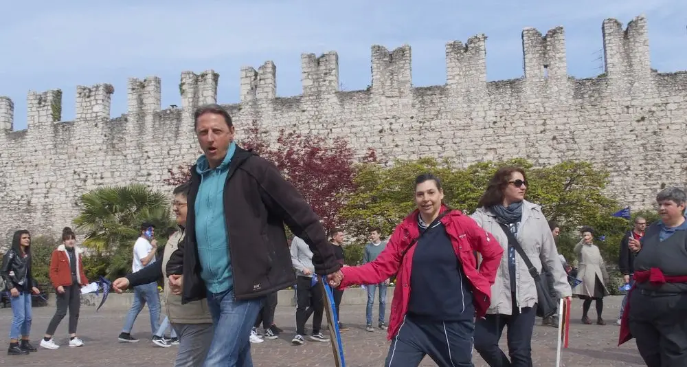 Trento, flash mob di Anffas con i ragazzi degli Artigianelli: in 300 in piazza Fiera