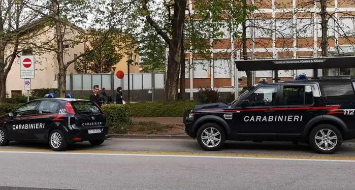 Rissa e inseguimento con il sellino di una bici come “arma”