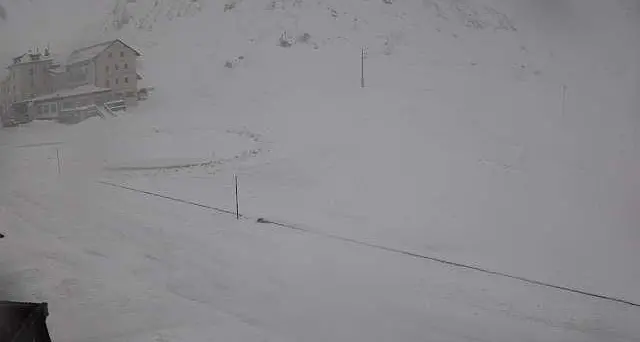Neve, chiusi i passi dolomitici Fedaia, Pordoi e Rolle
