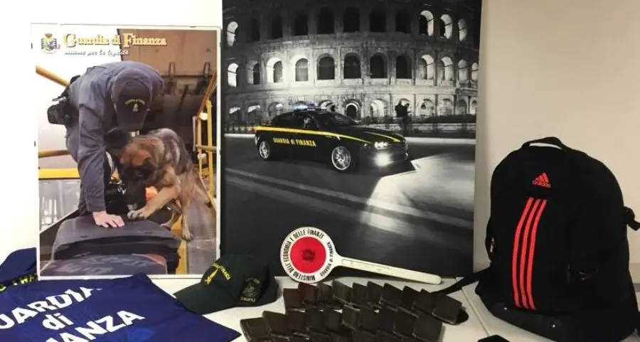 Corrieri della droga traditi da un selfie. Sequestrati quattro chili di hashish