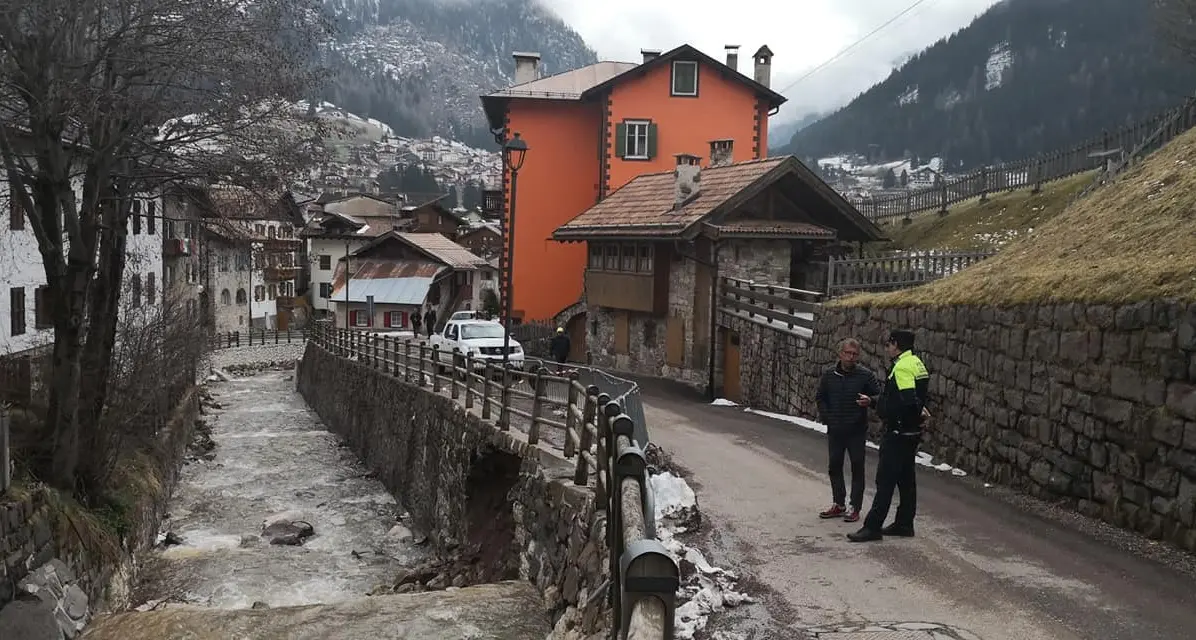 Moena, l'argine del rio Costalunga rischia il cedimento