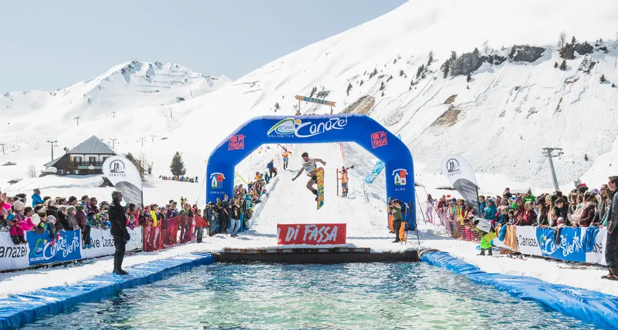 Tuffi da super eroi in piscina con sci e snowboard