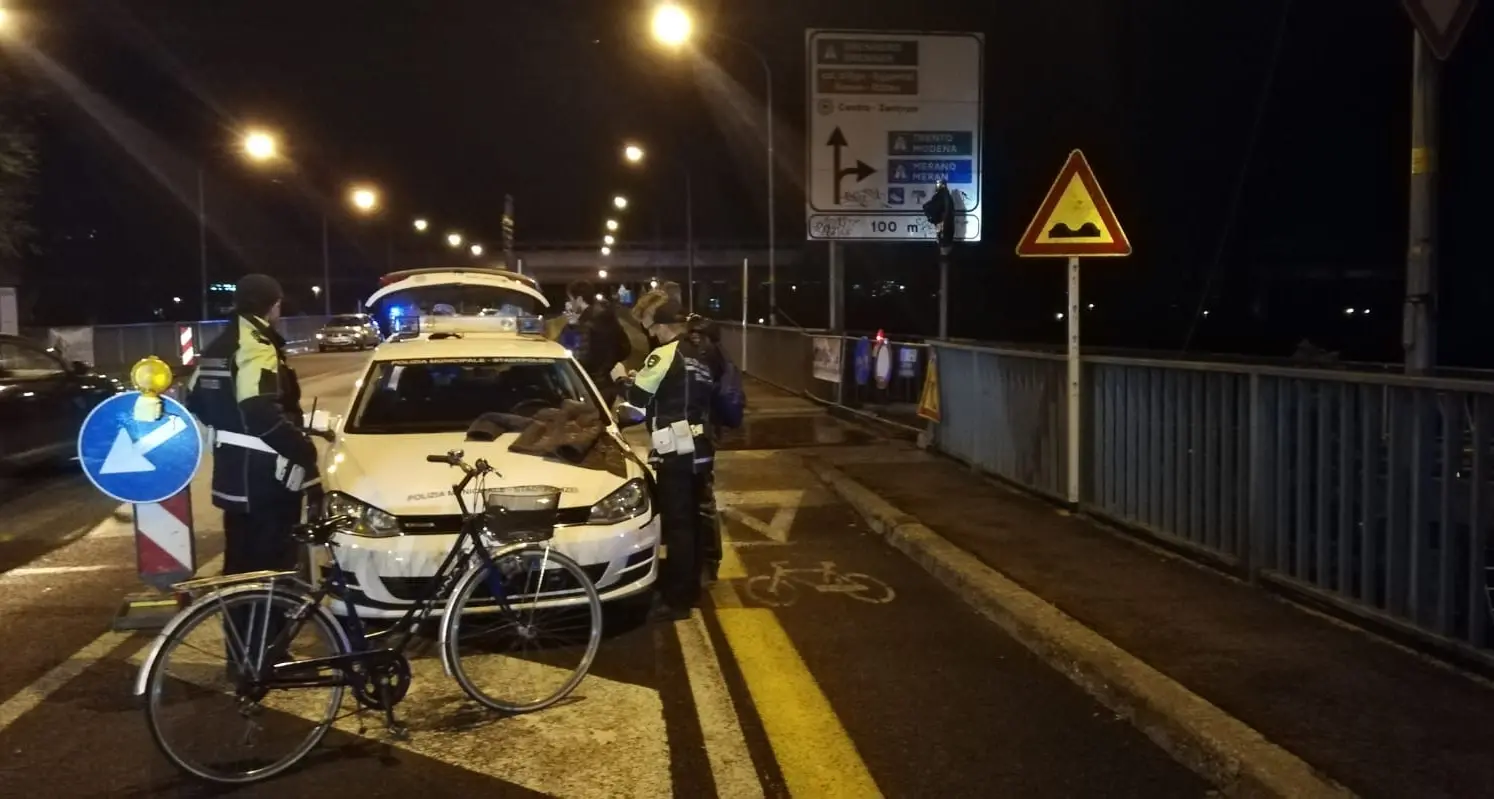 Il corpo senza vita di un uomo recuperato nelle acque dell'Adige nella zona di Vadena