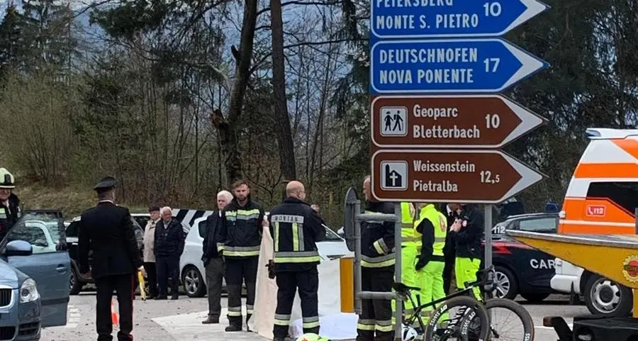 Si schianta contro un’auto Muore ciclista di 44 anni