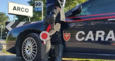 Guida sotto l'effetto di alcol e droga, venti persone denunciate dai carabinieri