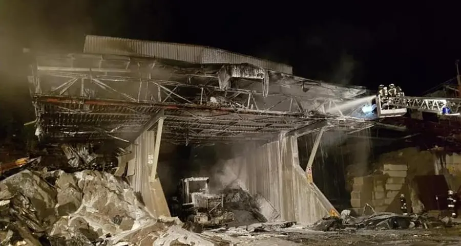 Incendio nella cava distrutte pala e tettoia