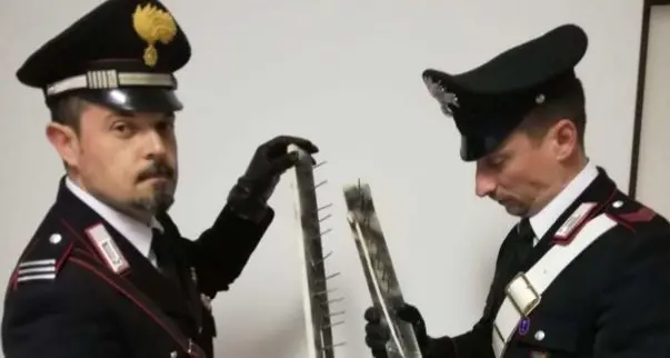 Tavole chiodate come vendetta contro il biglietto troppo caro
