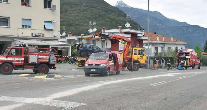 Calliano, auto tamponata trancia i tubi: fuga di gas