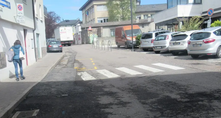Il salotto buono della città è pieno di buche e rattoppi