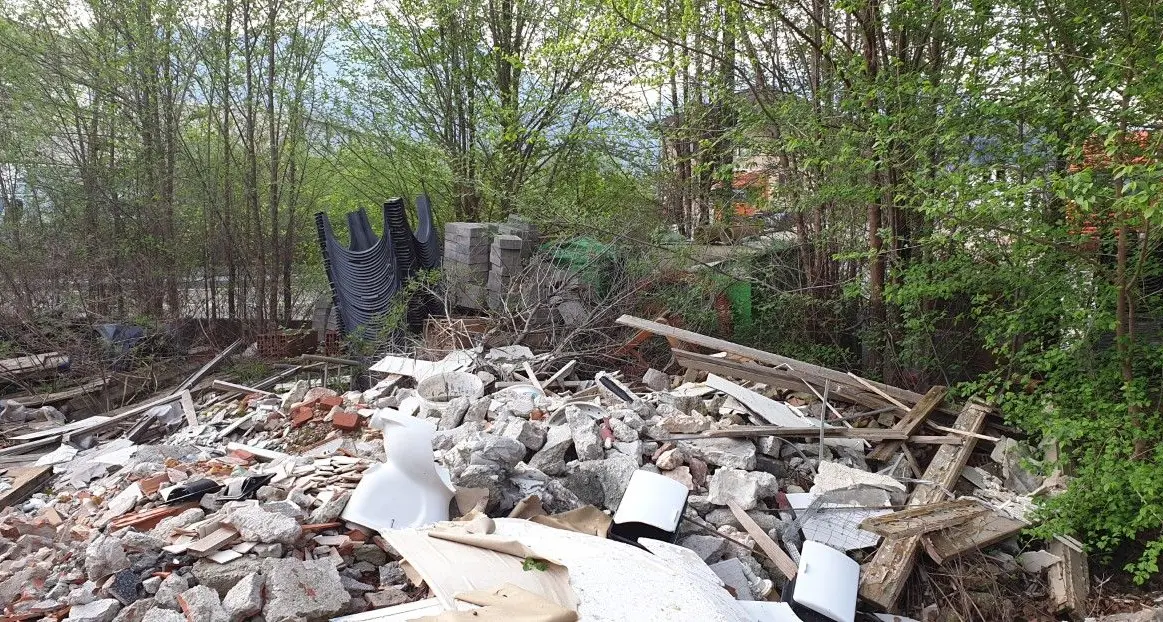 Trento, discarica sequestrata in via Maccani: 100 tonnellate di rifiuti, c'è anche l'eternit