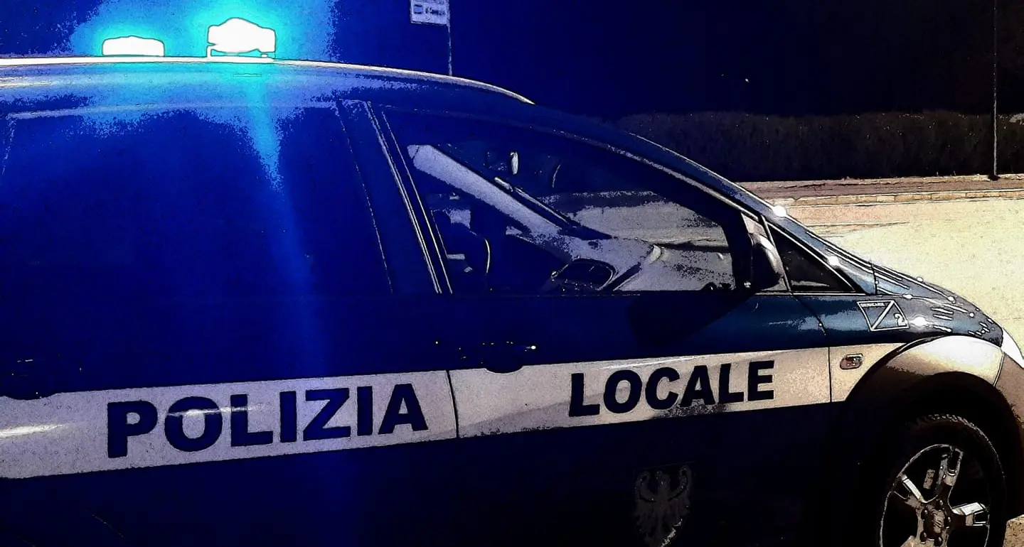 Tione, ruba un vaso di fiori e fa i bisogni accanto a una lapide, sorpresa dalle telecamere