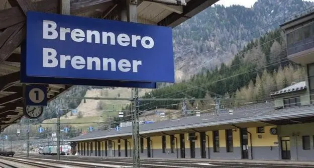 Scappa dai domiciliari in treno, fermato al Brennero