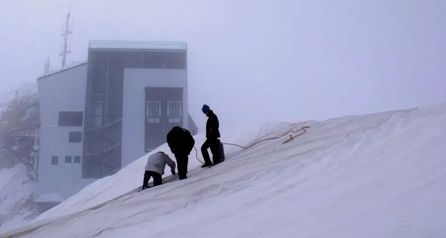 Sulla Marmolada imbustata la neve per salvare le piste