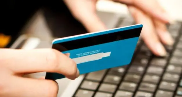 Cavalese, usa la carta di credito di un turista per ricaricarsi il telefono