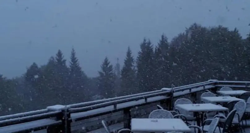 C’è la neve di primavera, ma torna il sole