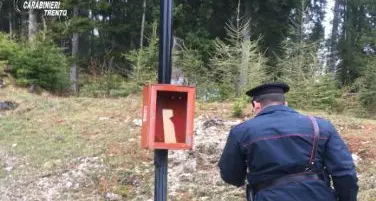 Primiero, svuotano gli estintori nell'area di sosta e fuggono su un'auto, denunciati due giovani
