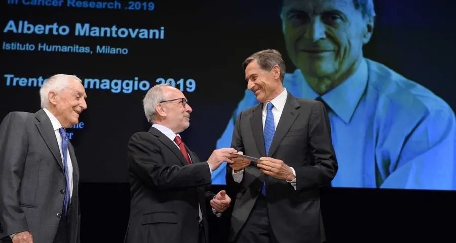 Il premio Pezcoller ad Alberto Mantovani fra gli applausi di tutti