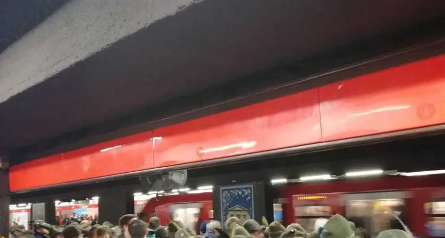 Metropolitana in tilt: gli alpini rasserenano tutti con i cori