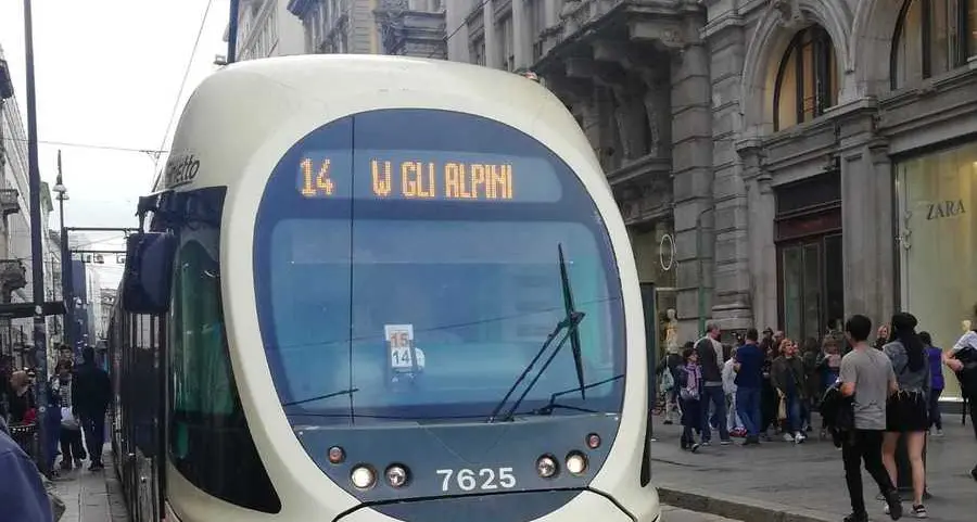 I tram celebrano gli ospiti con la scritta: «W gli alpini»