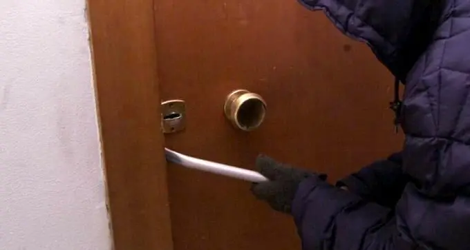 Li sorprende mentre tentato di entrargli in casa, i malviventi gli rompono la mandibola