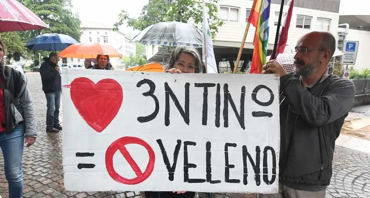 Trento marcia contro i pesticidi «Ci stiamo avvelenando»