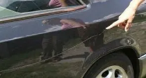 Mori, ruba un cacciavite e danneggia un'auto, settantenne denunciato