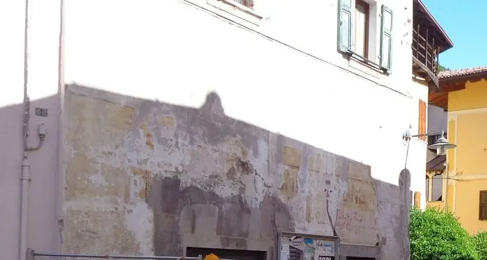 Condino, allarme in centro da quella casa cade di tutto
