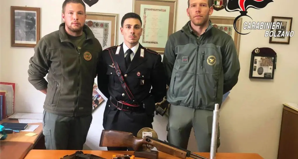 Gli trovano in casa armi modificate e munizioni, in manette un bracconiere di S.Leonardo in Passiria