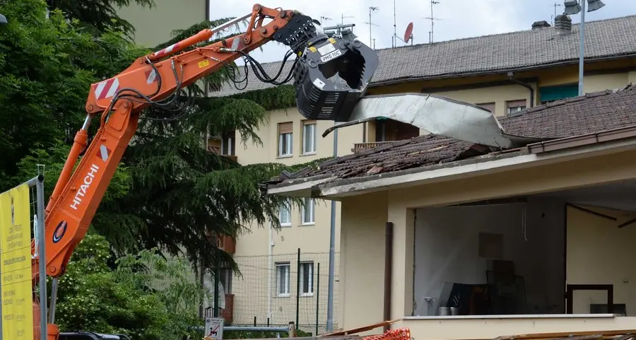 San Donà, ruspe in azione per demolire il centro sociale