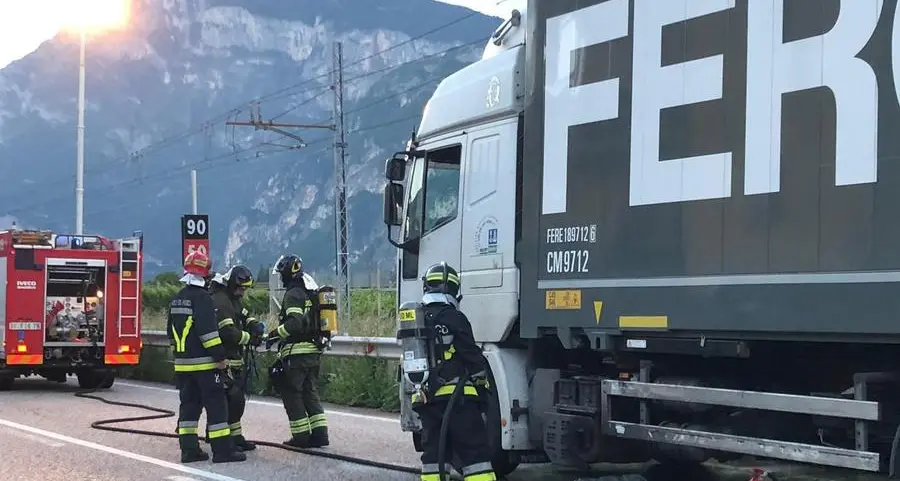 San Michele, tir prende fuoco