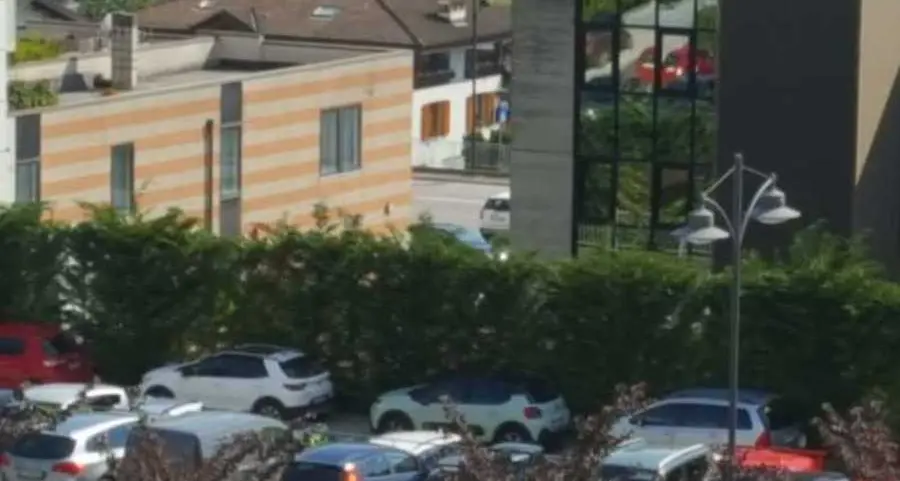 Parcheggi selvaggi e auto contromano dentro l’Ognibeni