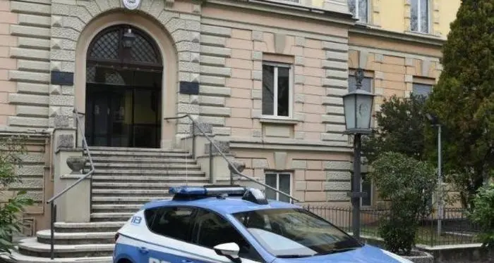 Bolzano, arrestato dopo aver tentato di strappare la collana d'oro ad un'anziana in centro città