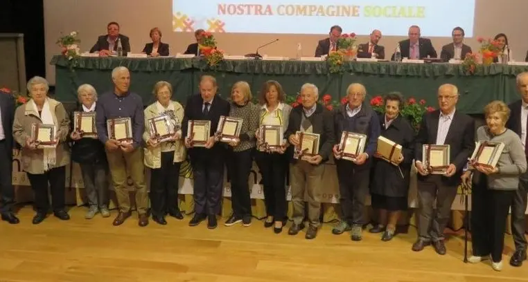 Soci da mezzo secolo di vita, premiati dalla Rurale Pinzolo