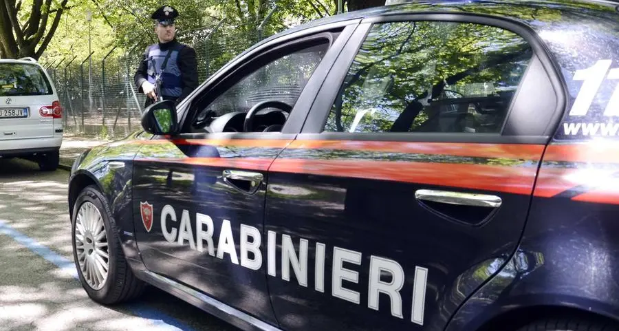 Sorpresi dal padrone di casa, lo colpiscono col cacciavite