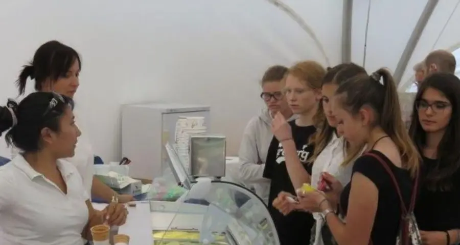 Di tutti colori e di tanti gusti: “latte in festa” per fare il gelato