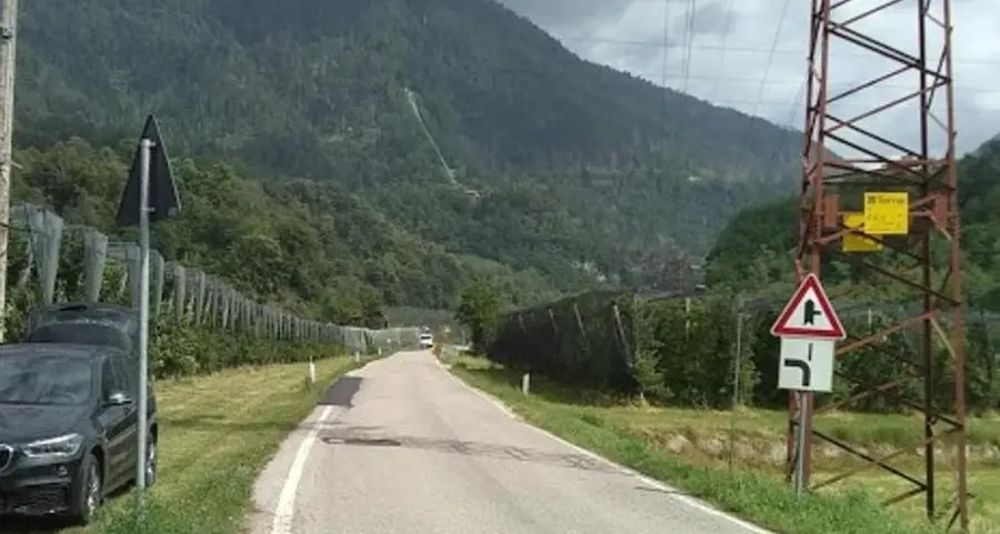 Via i lavori per il marciapiede lungo la provinciale a Carzano
