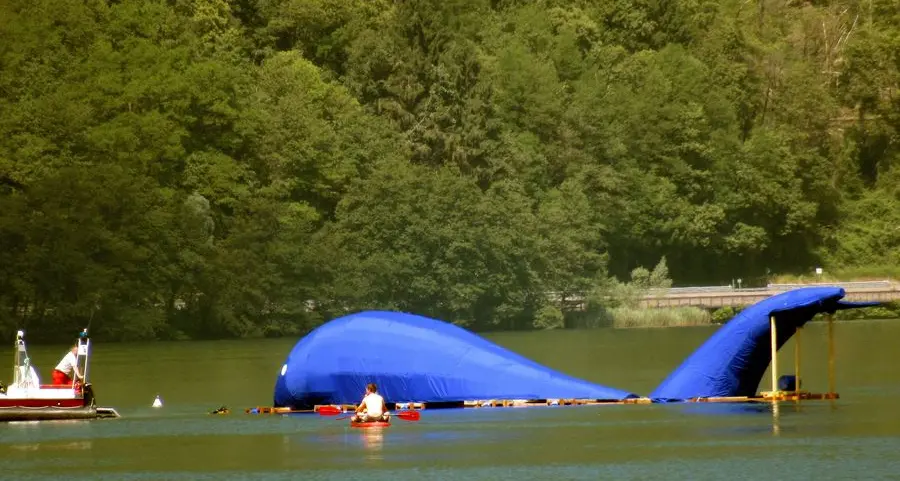 I pompieri sommozzatori varano la balena blu di Caldonazzo