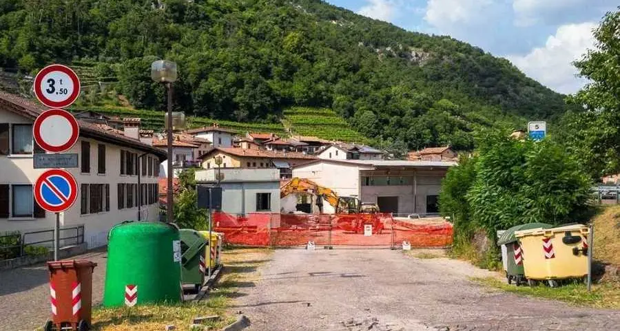Partita a Mori la demolizione della ex sede di Marmi Piccoli