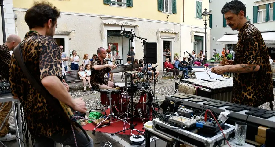 Sfilano le majorettes poi musica a Lizzana