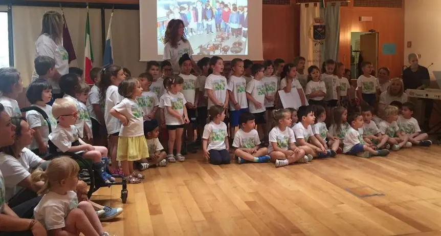 Un nuovo inno e 5 depliant dai bimbi a Mezzolombardo